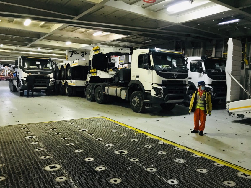 60 Ton Kapasiteli Tank Tayclar ile 6x6 Volvo ekiciler Banglade Milli Savunma Bakanlna Teslim Edildi (5 Takm)